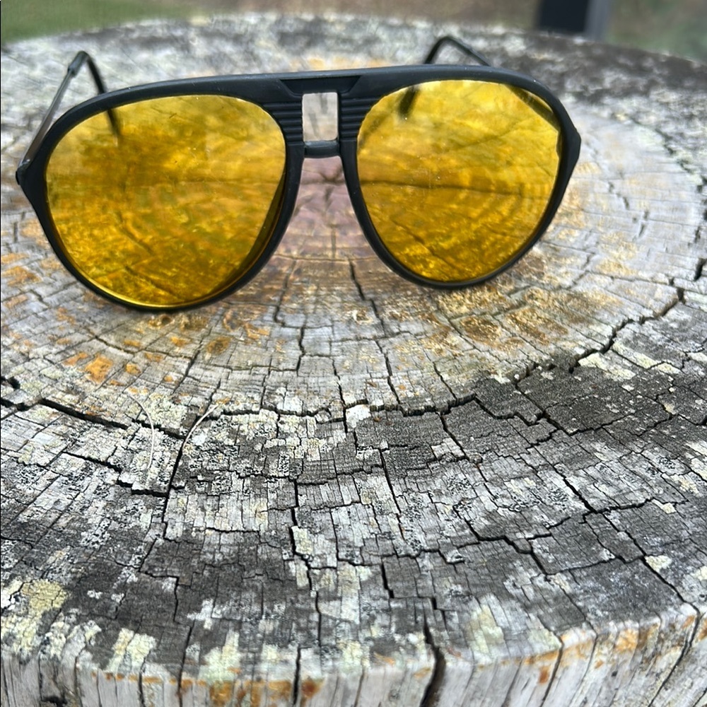 Luxury Stylish Pilot Black Sunglasses with Yellow Lenses